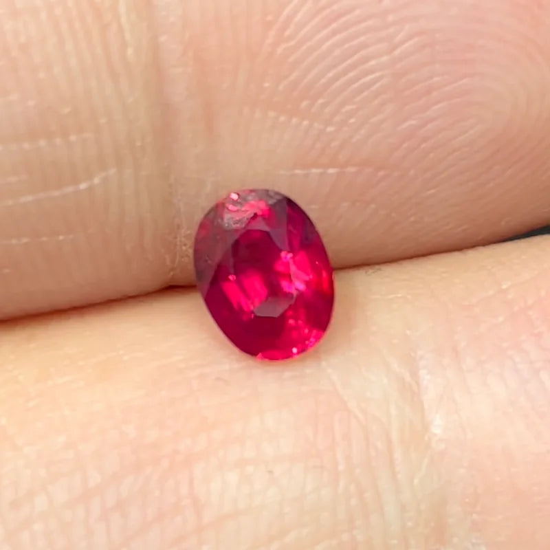 Natural No Heating Pigeon Red Ruby 1.02ct Gemstone High End Customization Jewelry With International Reports